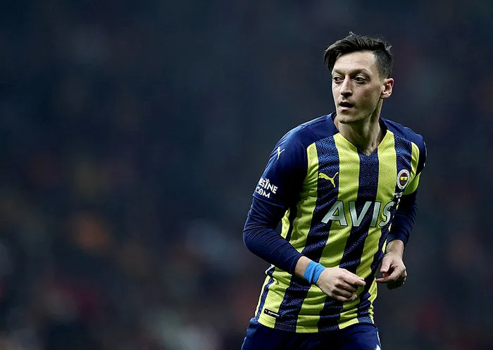 mesut-ozil-futbola-veda-etti-1679493550166.jpg