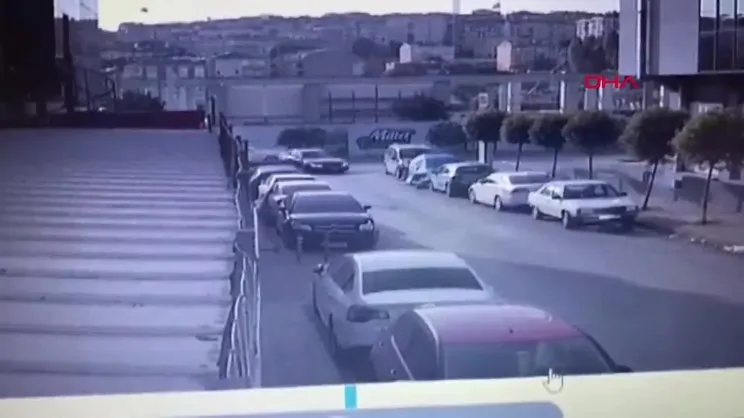 İstanbul'da 4 araca çarpan şahıs saldırıya uğrayınca kız arkadaşını alarak kaçtı