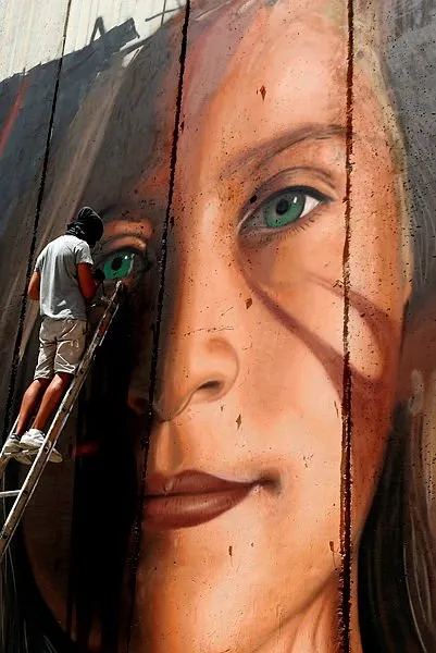 İsrail Filistinli cesur kızın resmini çizen İtalyan graffiti sanatçılarını sınır dışı etti
