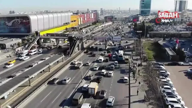 SON DAKİKA HABERİ: Yola çıkacaklar dikkat! İstanbul'da trafik yoğunluğu yüzde 71'e yükseldi | Video