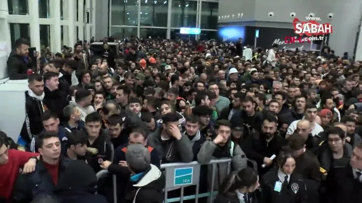 Binlerce yardım gönüllüsü İstanbul Havalimanı'na akın etti | Video