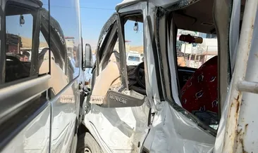 Hakkari'de feci kaza: Minibüsle kamyonet birbirine girdi! 10 yaralı #hakkari
