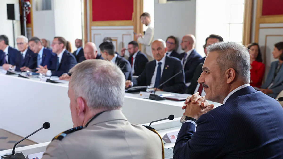 Dışişleri Bakanı Hakan Fidan, Fransa'da düzenlenen Ukrayna konulu zirvede diğer liderlerle birlikte fotoğraf çektiriyor.