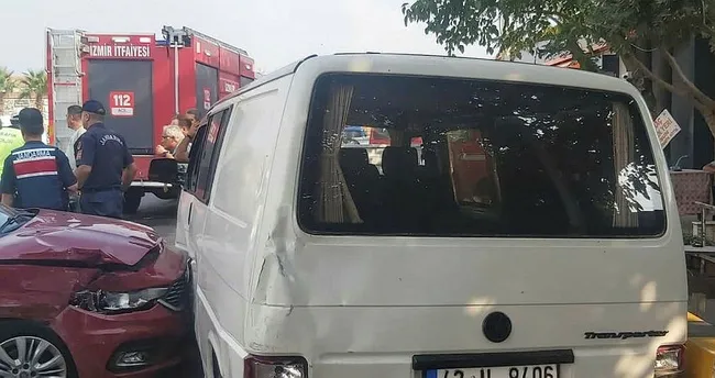 İzmir’de servis minibüsü kaza yaptı: 7 yaralı İzmir’de servis minibüsü kaza yaptı: 7 yaralı