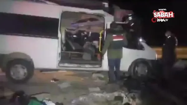 Balıkesir'de işçi taşıyan minibüs TIR'a çarptı : 3 ölü, 9 yaralı | Video