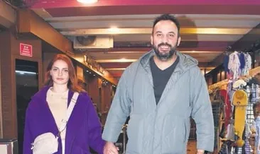 Sevgiliyle el ele poz