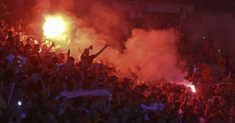 Galatasaray’ın kupa töreninde Sinan Gümüş ve Mbaye Diagne protesto edildi