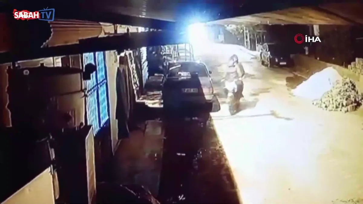 Alacak verecek tartışmasının taşlı bıçaklı kavgaya dönüştüğü anlar kamerada: 1 yaralı! | Video videosunu izle Alacak verecek tartışmasının taşlı bıçaklı kavgaya dönüştüğü anlar kamerada: 1 yaralı! | Video videosunu izle