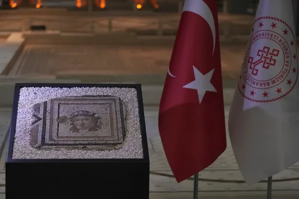 abdden-iade-edilen-zeugma-mozaik-paneli-evine-kavustu-bakan-ersoy-tarih-sayfalarindaki-bosluklari-dolduruyoruz-1784020328511.jpeg