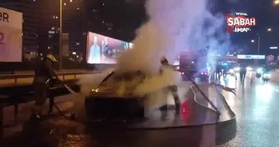 Kadıköy’de seyir halindeki otomobil alev alev yandı | Video