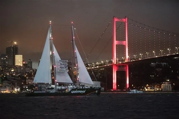 Greenpeace Gemisi İstanbul Boğazı’nda