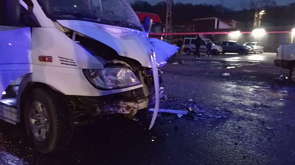 Zonguldak’ta servis minibüs ile otomobil çarpıştı: 7 yaralı! Zonguldak’ta servis minibüs ile otomobil çarpıştı: 7 yaralı!