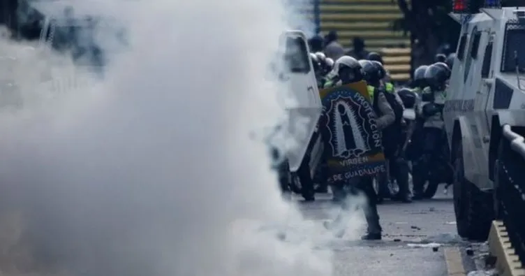 Venezuela’da bir kişi üzerine benzin dökülerek yakıldı