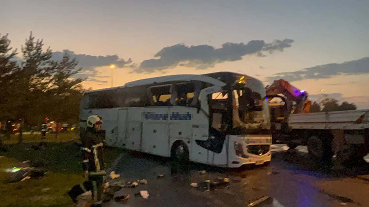 Kayseri'de faciadan dönüldü! Yolcu otobüsü ile akaryakıt tankeri çarpıştı: 2’si ağır 35 yaralı haber görseli