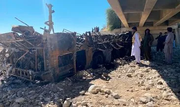 Pakistan’da yolcu otobüsü çukura düştü: 17 ölü