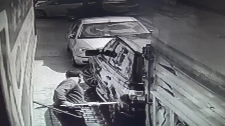 Lüks cipin bina önünde yıkanmasına tepki gösterip aracın üzerine çöp döktü
