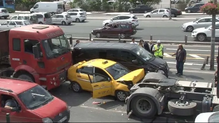 Yenibosna’da zincirleme trafik kazası!