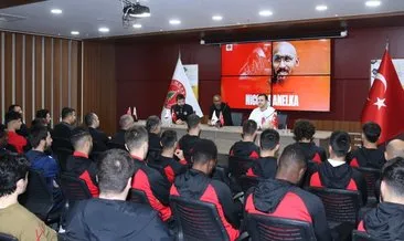 Anelka, Ümraniyespor teknik heyeti ve futbolcularla buluştu