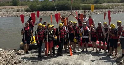 Rafting yaparak hem serinledi, hem de eğlendiler #erzincan