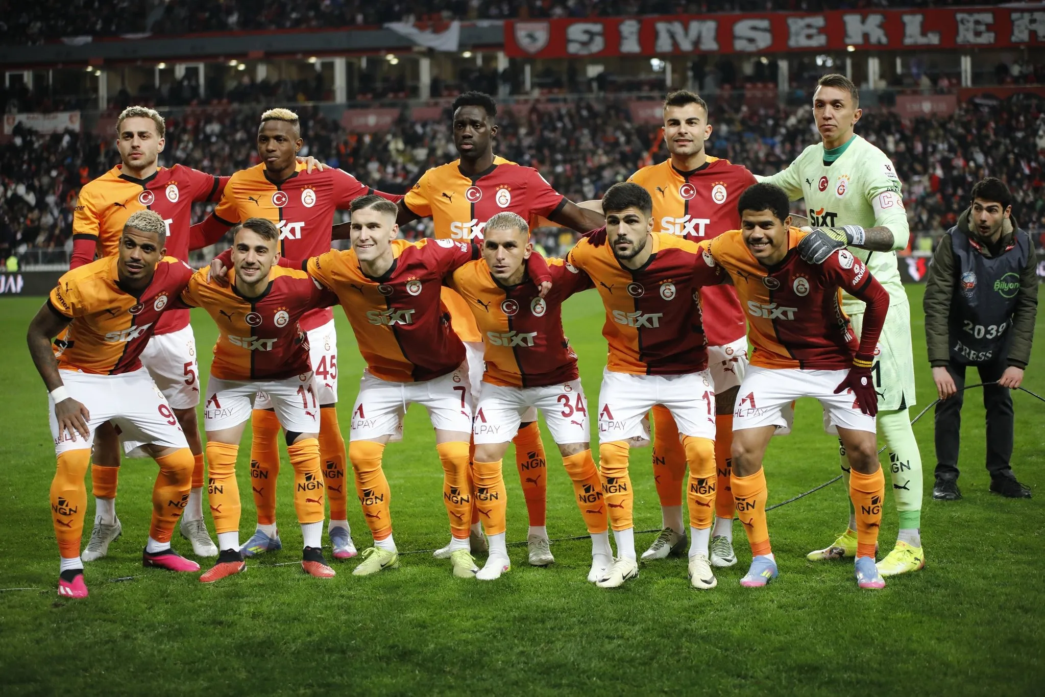Galatasaray’ın yıldızı için flaş iddia! Serbest kalma maddesini ödeyip transfer edecekler…
