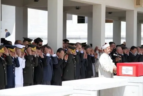 Şehidi son yolculuğuna devletin zirvesi uğurladı