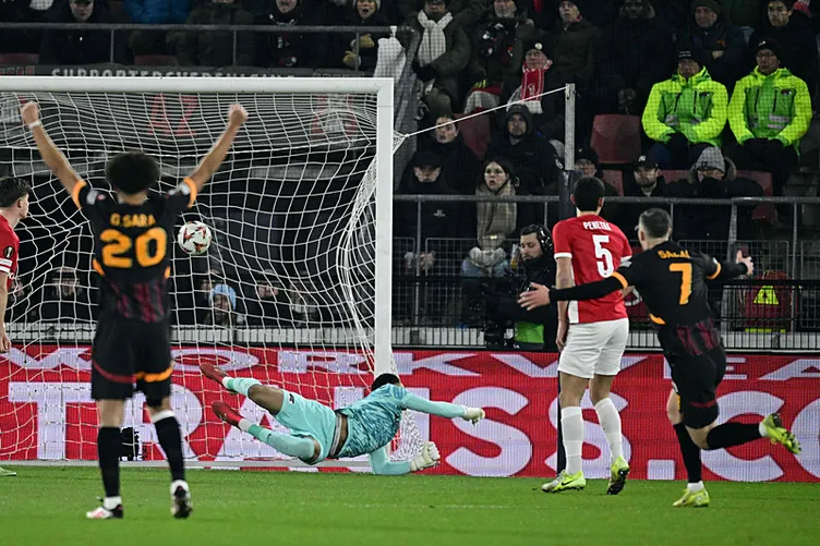 Son dakika haberi: AZ Alkmaar karşısında ağır bir yenilgi alan Galatasaray için olay yorum! Acı çektiler