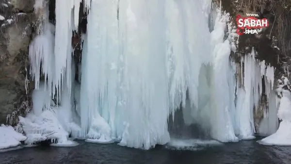 Buz tutan şelale kartpostallık görüntüler oluşturdu | Video