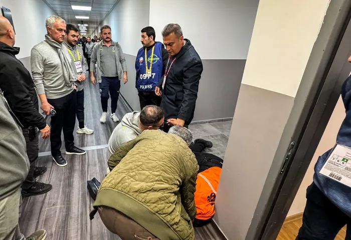 mourinho-soyunma-odasi-koridorunda-bayilan-guvenlik-icin-saglik-ekibi-istedi-1737315092729.jpg