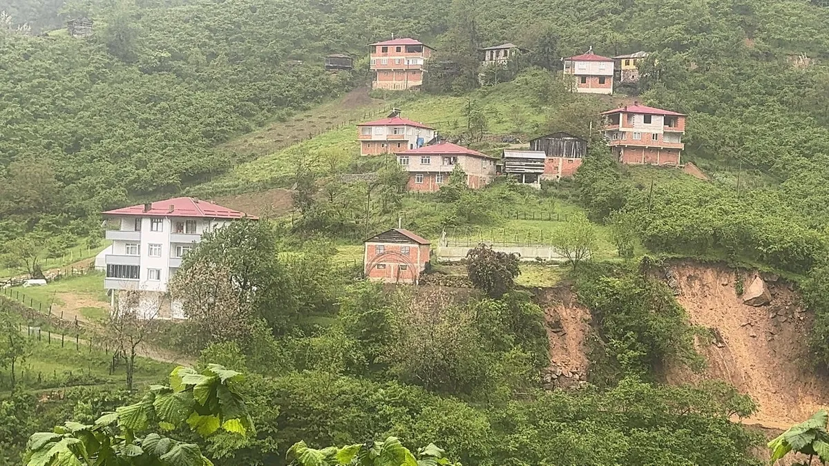 Giresun’da heyelan! 11 ev tahliye edildi Giresun’da heyelan! 11 ev tahliye edildi