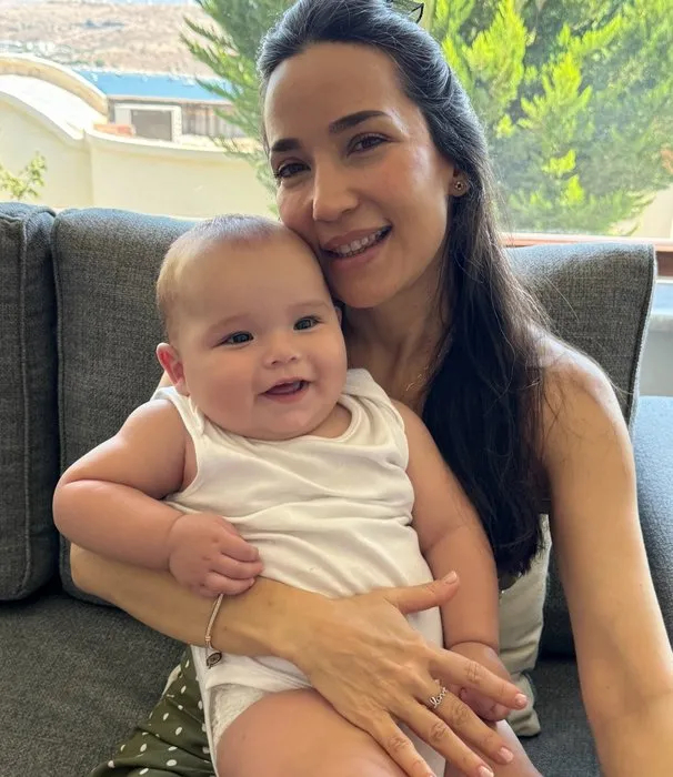 Minik Ömer annesine gülücükler saçtı! İpek Açar’dan oğlu Ömer ile eğlenceli video!