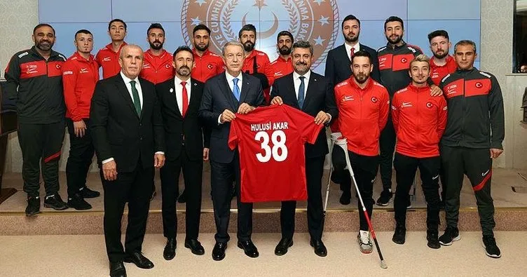 Bakan Akar, ’Ampute Futbol Milli Takımı’nı kabul etti