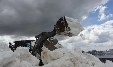 Aylardır kardan kapalı olan Nemrut Krater Gölü yolu temizlenerek ziyaretçilere açılıyor