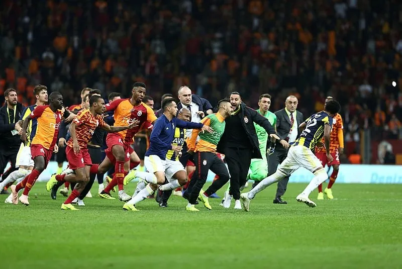 Bu sonuçla birlikte puanını 48'e yükselten galatasaray, süper lig'in yeni lideri oldu. Galatasaray-Fenerbahçe maçındaki kavganın faturası belli ...