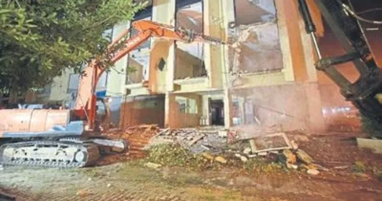 Ağır hasarlı Torbalı Belediye binası yıkıldı