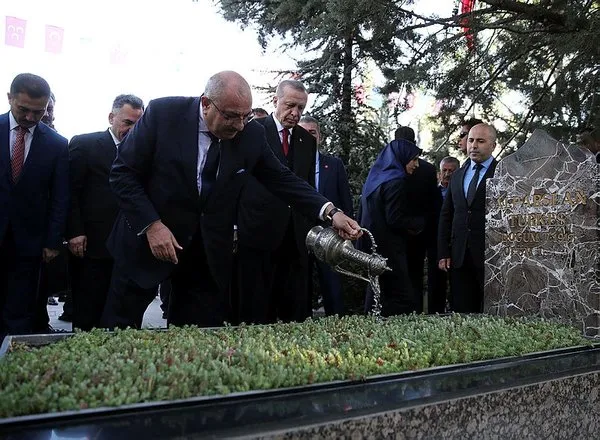 Cumhurbaşkanı Erdoğan Alparslan Türkeş'in mezarını ziyaret etti