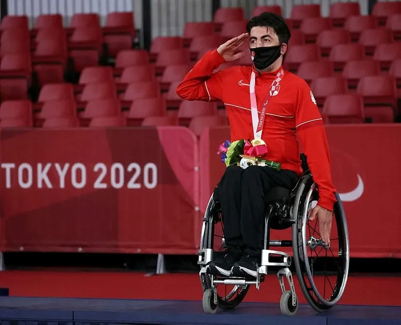 Olimpiyat şampiyonları Sürmeneli ve Öztürk, Trabzonlu gençlere örnek oldu