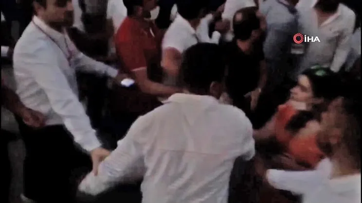 Son dakika haberi | İzmir'de CHP kongresindeki dehşete düşüren olaylar kamerada! Gazetecilere dayak, gasp, linç girişimi... | Video