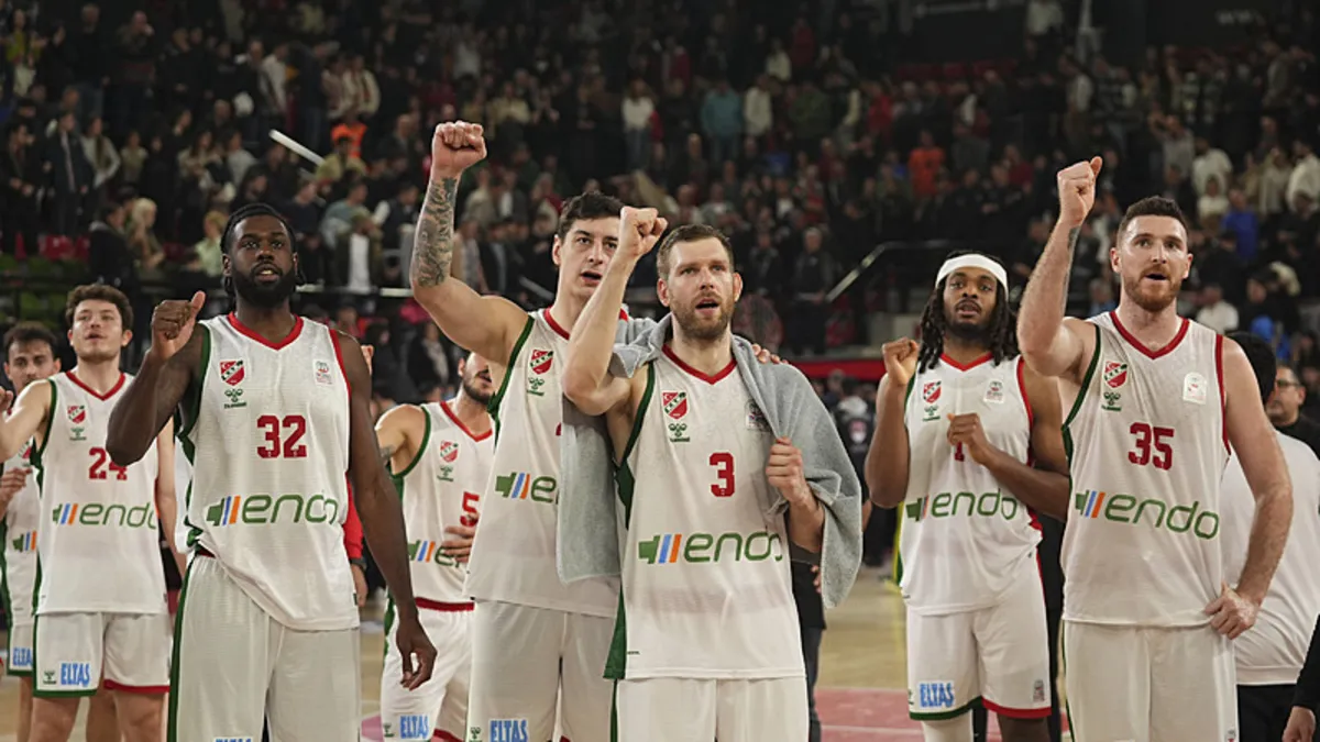 Karşıyaka potada Anadolu Efes önünde