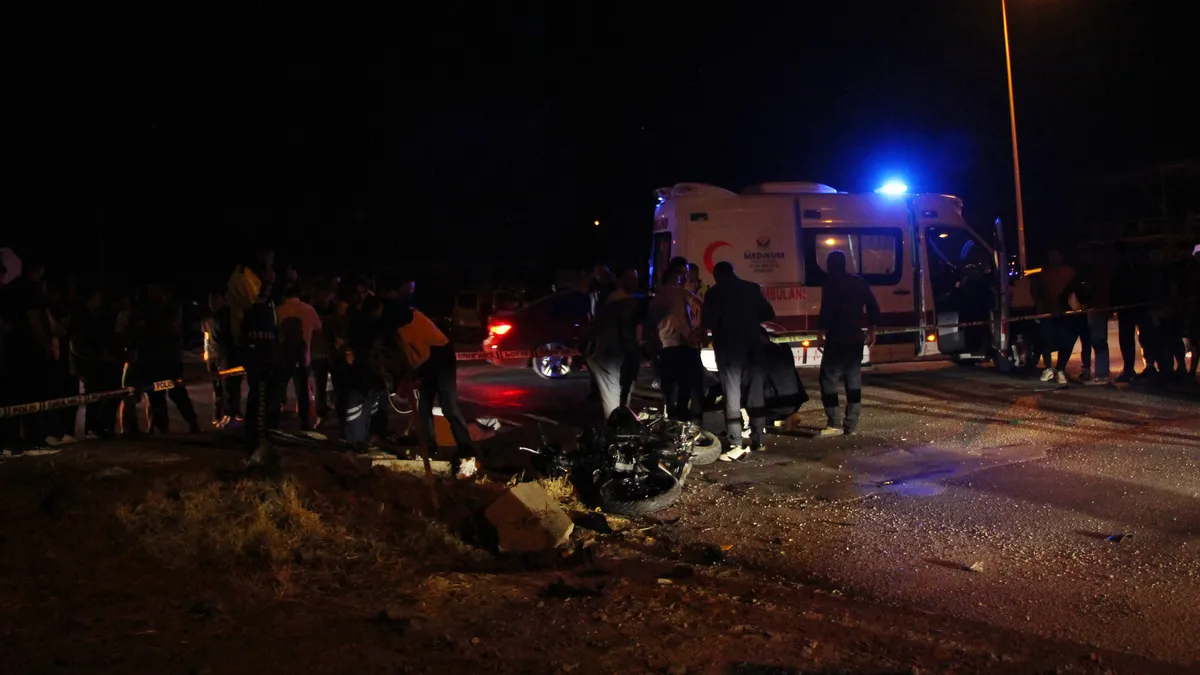 Antalya'da feci kaza: Çöp kamyonu motosikleti ezdi geçti! 2 ölü Antalya'da feci kaza: Çöp kamyonu motosikleti ezdi geçti! 2 ölü