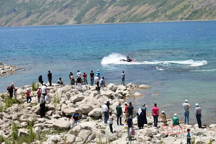 Nemrut Krater Gölü Akdeniz sahillerini aratmıyor