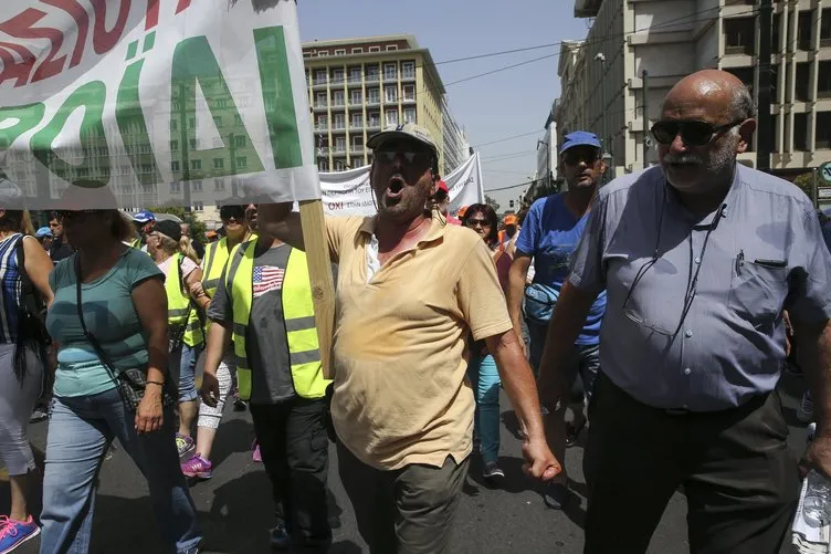 Yunanistan’da çöp grevi: Yüzlerce vatandaş meclise yürüdü