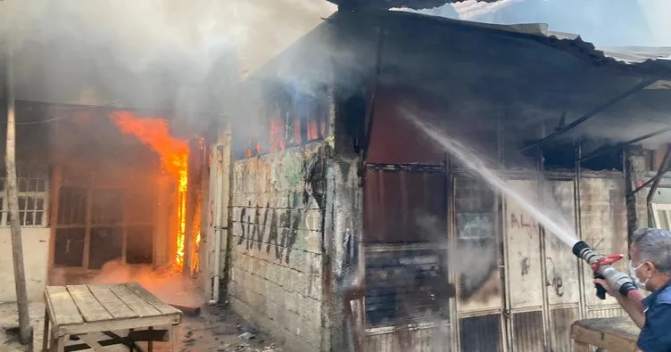 Siirt’te 1 lokanta 2 marangoz dükkanı aynı anda yandı
