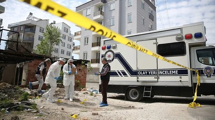 Eşinin alkol almasına tepki gösterdiğine pişman oldu! Kocasını önce süpürge sapıyla dövdü sonra bıçakla kovaladı...