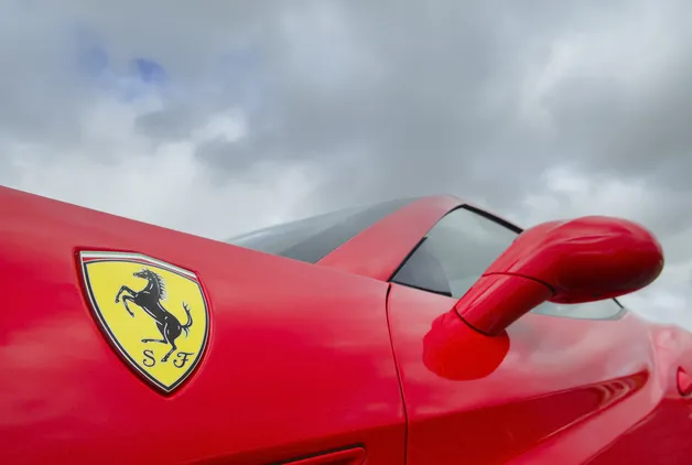 İKİ YENİ FERRARİ