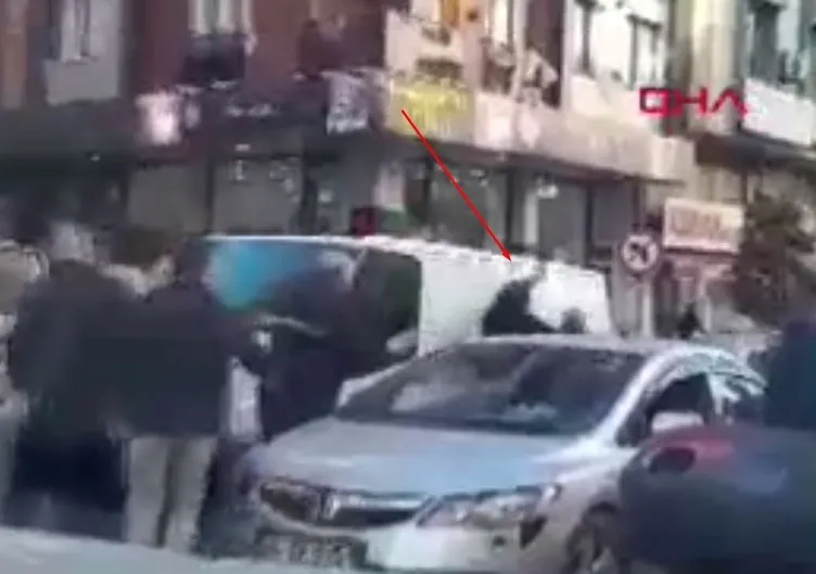 İstanbul trafiğinde baltalı dehşet: Kafasına kafasına vurdu!