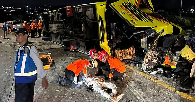 Endonezya’da feci kaza: Yolcu otobüsü devrildi! 16 ölü