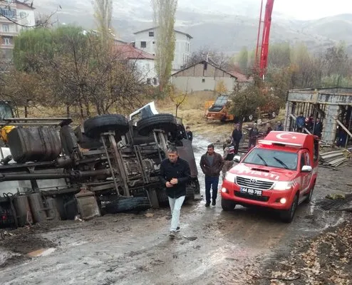 Malatya’da devrilen beton mikserinin sürücüsü araçta sıkıştı