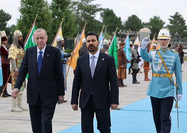 baskan-erdogan-irak-basbakani-ali-zeydiyi-resmi-torenle-karsiladi-1785252137220.jpeg Başkan Erdoğan Irak Başbakanı Ali Zeydi'yi resmi törenle karşıladı