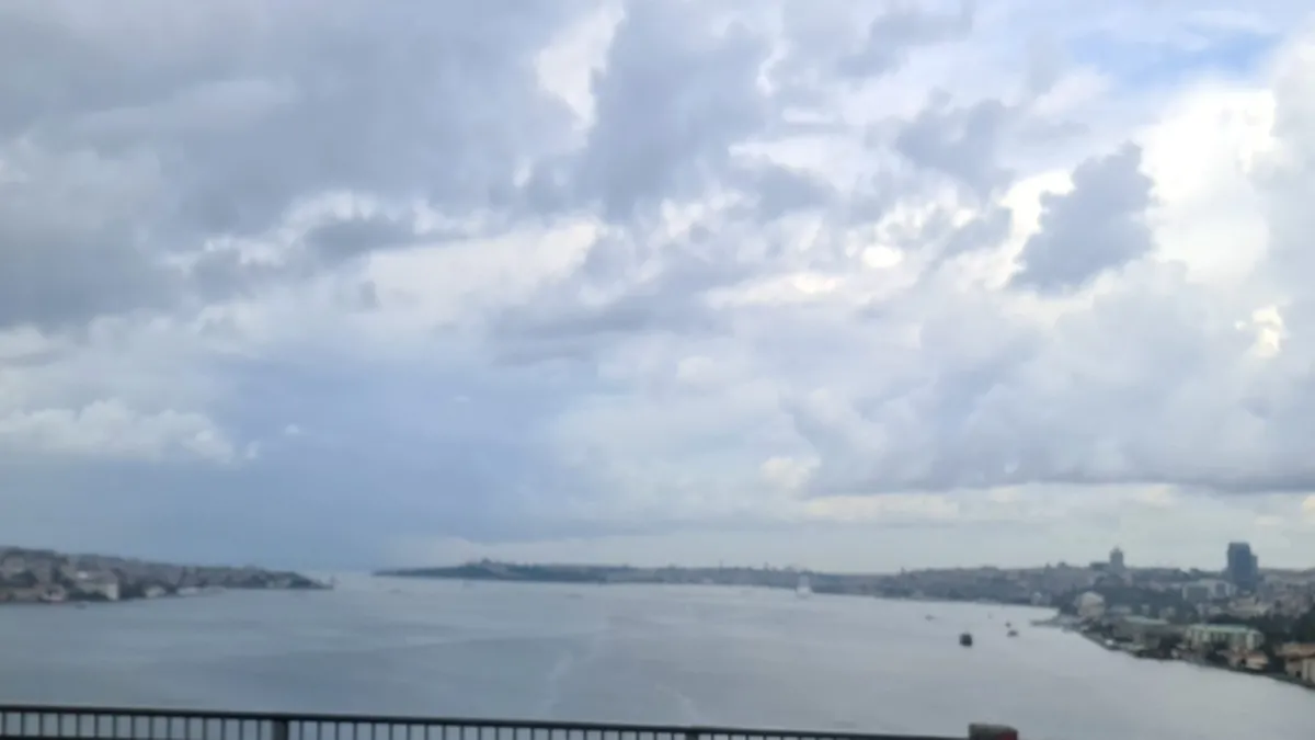 İstanbul'da sağanak yağış etkili oluyor, hava sıcaklığı düştü.