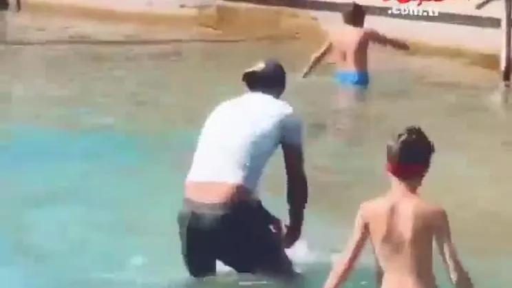 Marmaris’te ikinci Akdeniz Zarganası vakası! Tokatlayarak yakaladı | Video